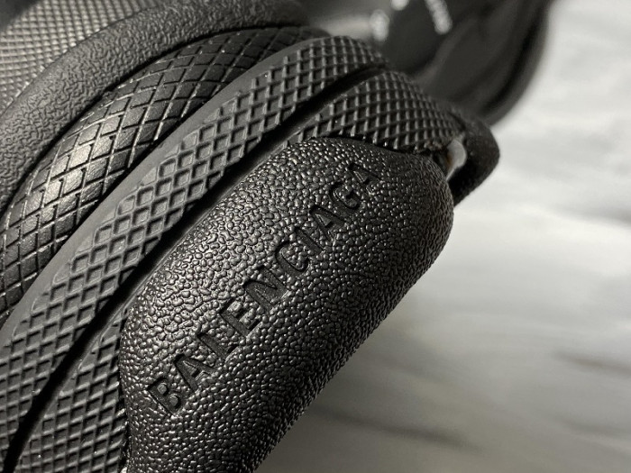 TRIPLES TRAINER SNEAKERS letters  2000015